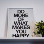 Affiche inspirante "Do more of what makes you happy" illustrant l’esprit de la méthode Coué dans un intérieur apaisant