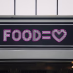 Quand on aime manger on aime les super aliments, le panneau dit food = love