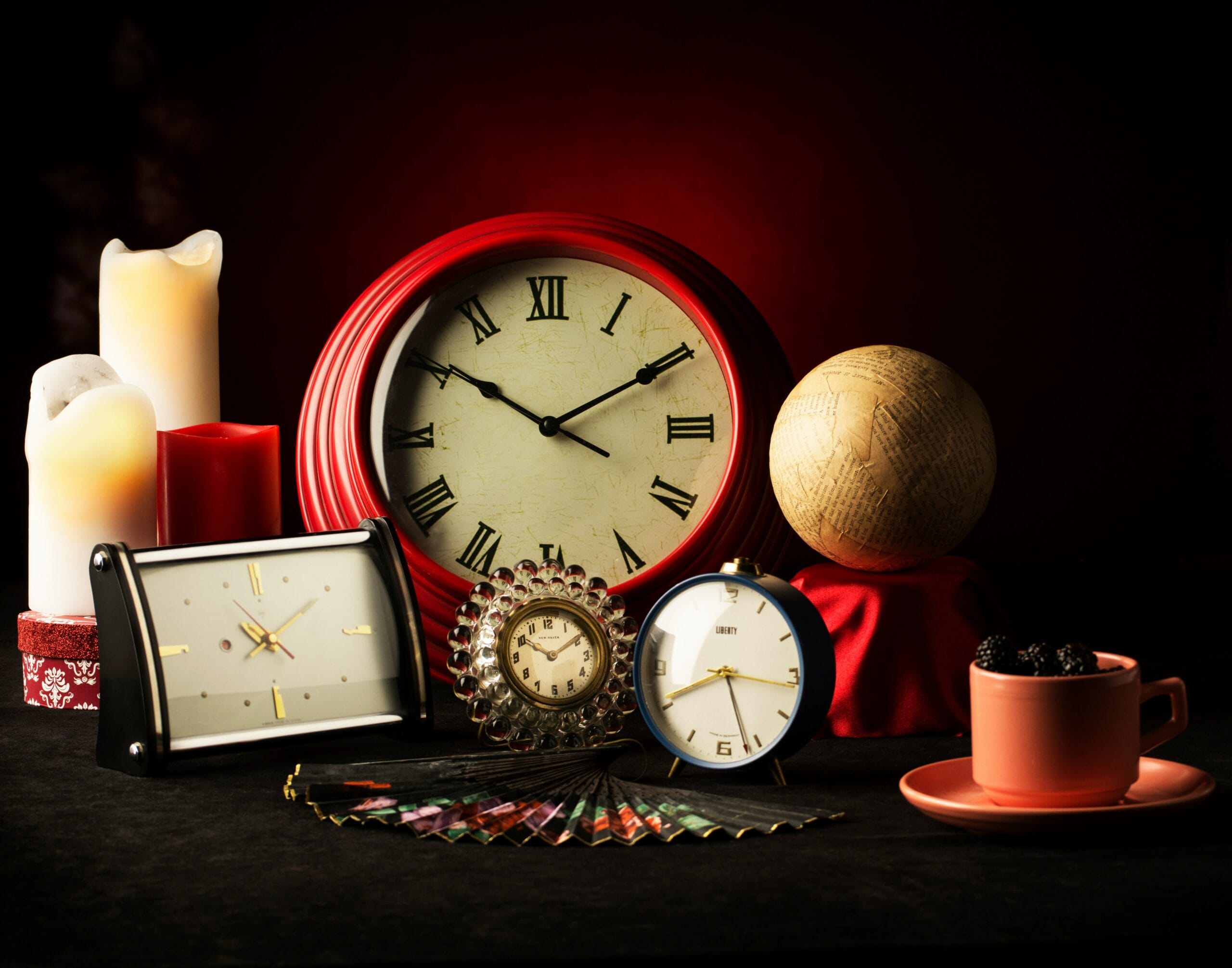 Plusieurs horloges et réveils symbolisant le cycle circadien et l’importance de respecter son rythme naturel grâce à la naturopathie