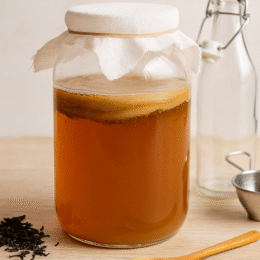 Bocal de kombucha recette maison en cours de fermentation avec SCOBY