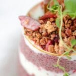 Pudding de chia crémeux dans un bocal, garni de fruits frais et d’oléagineux