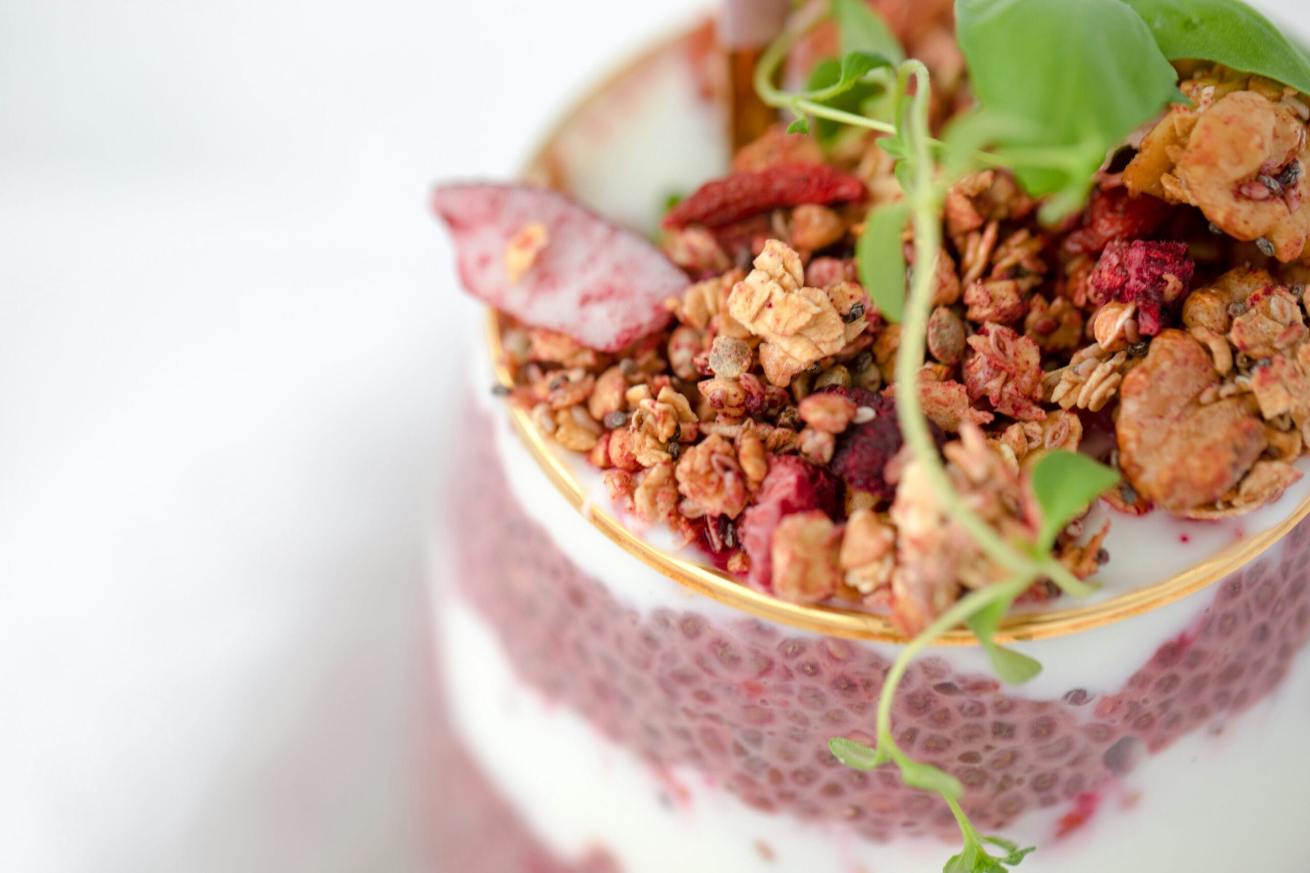 Pudding de chia crémeux dans un bocal, garni de fruits frais et d’oléagineux