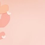 Cœurs en papier rose sur fond pastel, symbole de douceur et d’équilibre naturel
