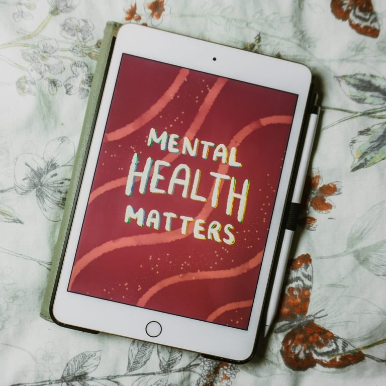 Une tablette qui indique " mental health matters " la reprogrammation mentale aide a se débarrasser d'automatismes