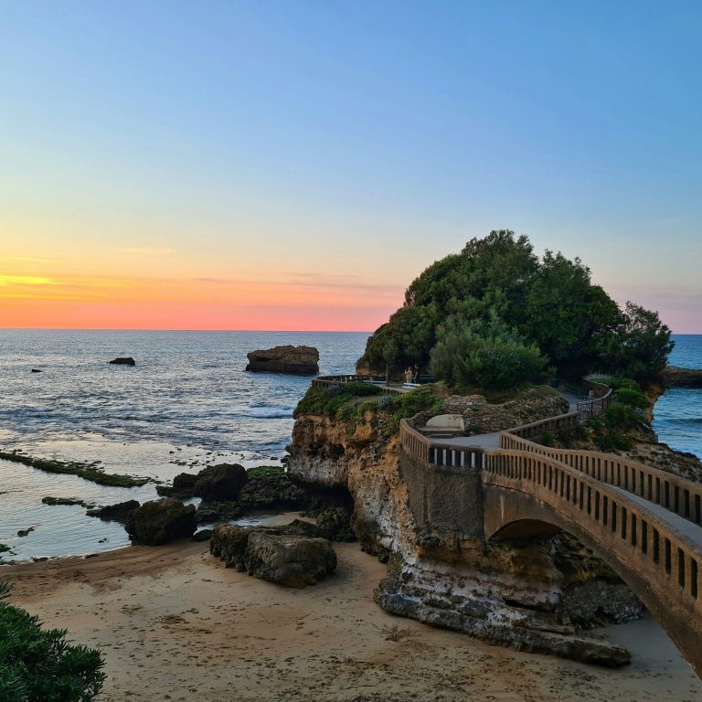 Vue de l’océan Atlantique à Biarritz, idéale pour se remettre en forme naturellement.
