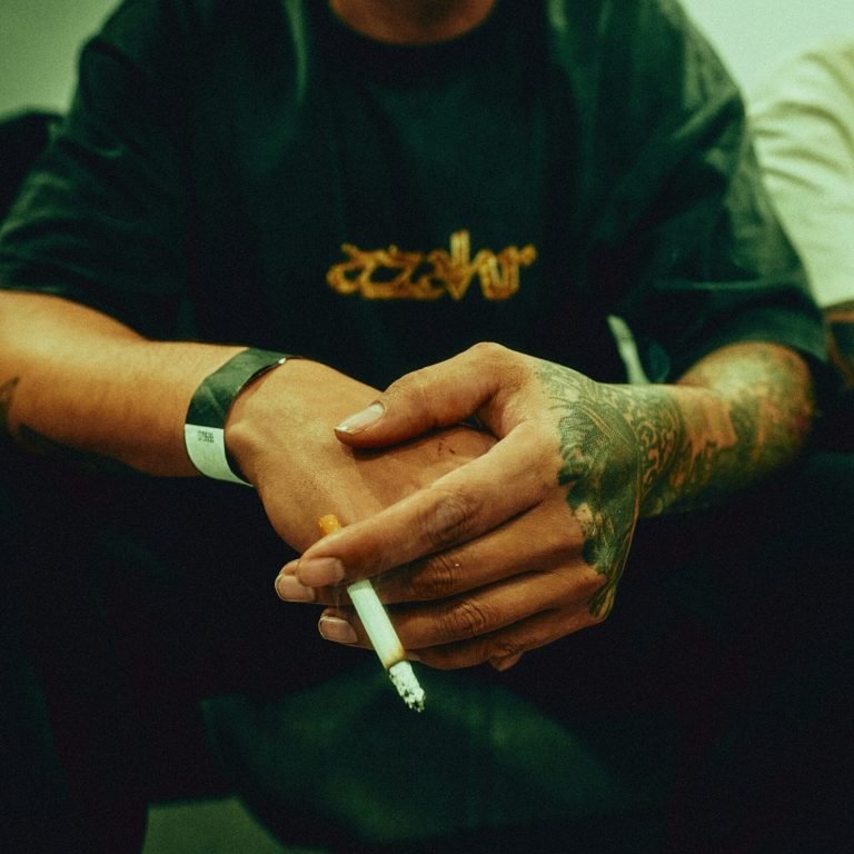 Homme qui fume une cigarette et qui reflete un des comportements excessifs