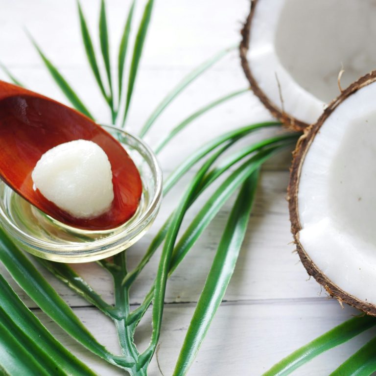 Noix de coco et huile végétale utilisées pour la pratique du oil pulling au naturel