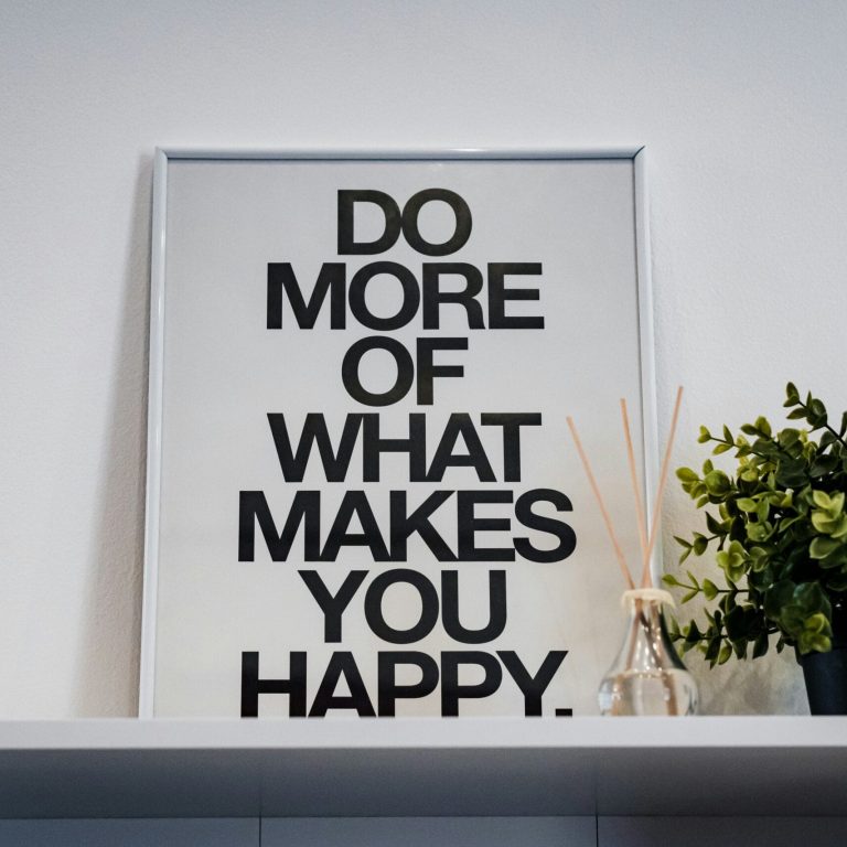 Affiche inspirante "Do more of what makes you happy" illustrant l’esprit de la méthode Coué dans un intérieur apaisant