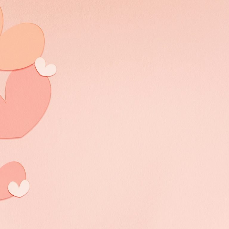 Cœurs en papier rose sur fond pastel, symbole de douceur et d’équilibre naturel